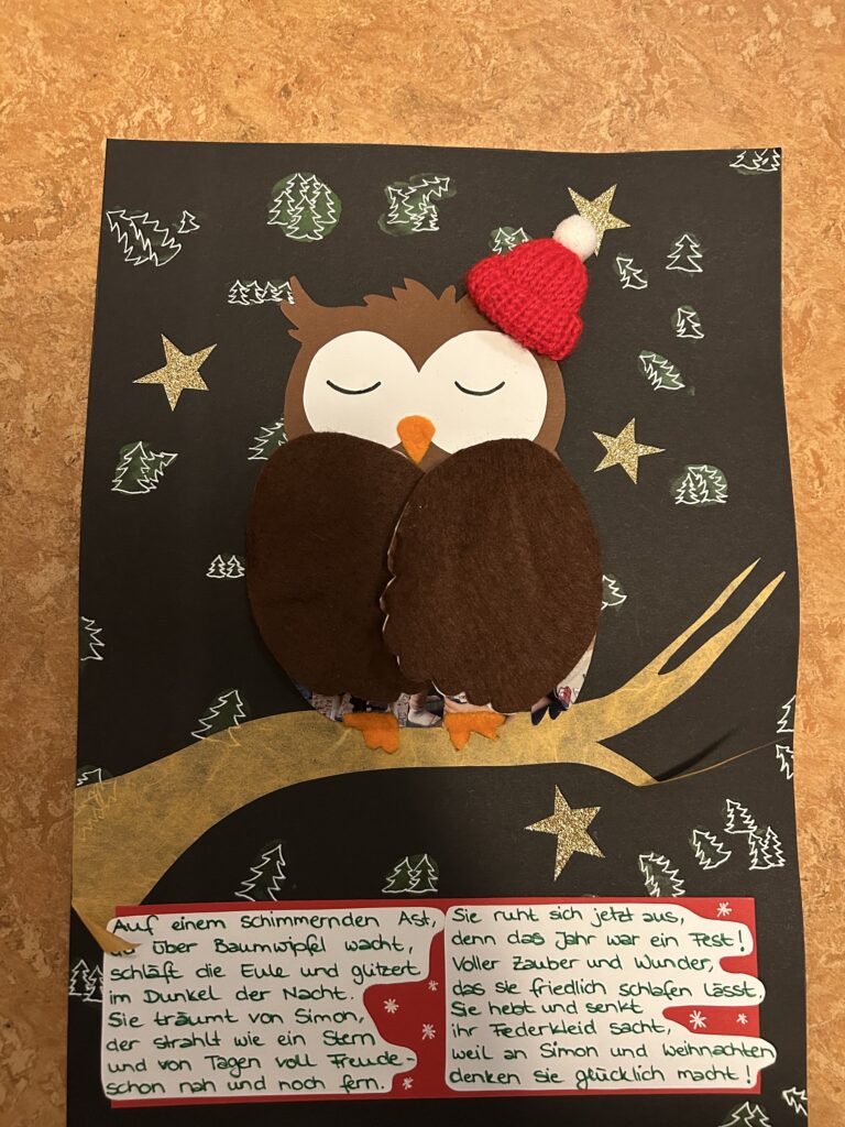 Gestaltete Adventskalender-Seite: eine schlafende Eule mit roter Mütze sitzt auf einem goldenen Ast, umgeben von Sternen und kleinen Tannenbäumen, darunter ein handgeschriebenes weihnachtliches Gedicht.